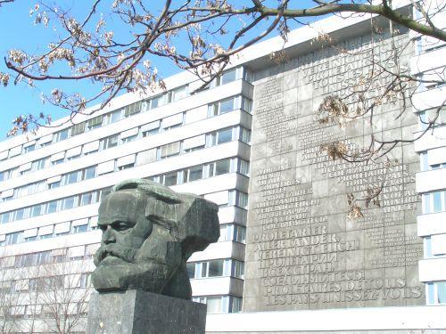 Chemnitz-The_world_famous_Karl_Marx_monument-Chemnitz